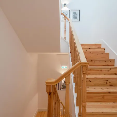 Host Wise - Modern Design Duplex W Balcony Apartment *